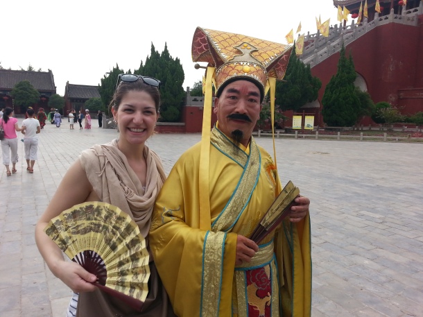Verena com seu professor, que também é ator de ópera chinesa.